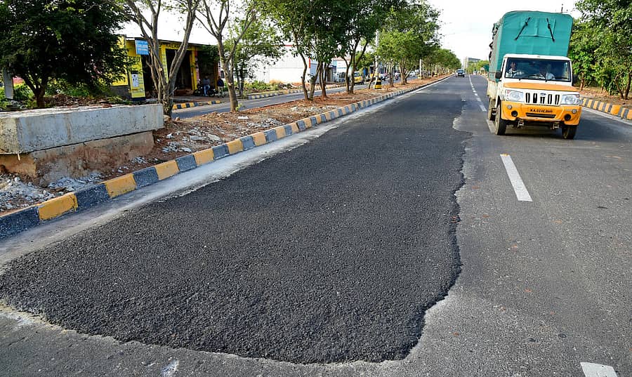 ಕೊಮ್ಮಘಟ್ಟ ಬಳಿ ರಸ್ತೆಯಲ್ಲಿ ಬಿದ್ದಿದ್ದ ಗುಂಡಿಯನ್ನು ಬಿಬಿಎಂಪಿ ಮುಚ್ಚಿ ಡಾಂಬರ್ ತೇಪೆ ಹಾಕಿರುವುದು – ಪ್ರಜಾವಾಣಿ ಚಿತ್ರ
