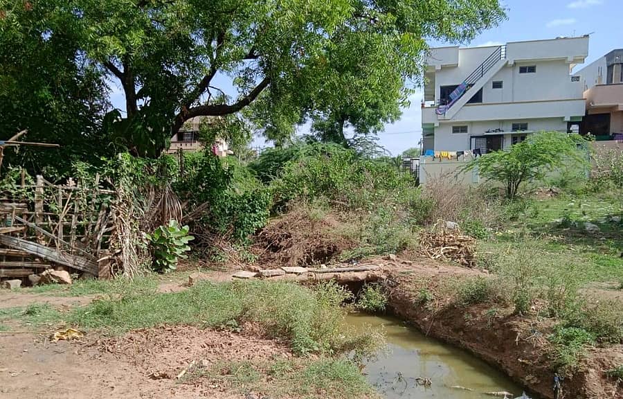 ಕುಷ್ಟಗಿ 3ನೇ ವಾರ್ಡಿನಲ್ಲಿದ್ದ ರಾಜಕಾಲುವೆ ಒತ್ತುವರಿಯಾಗಿ ಚರಂಡಿ ರೂಪ ತಳೆದಿರುವುದು
