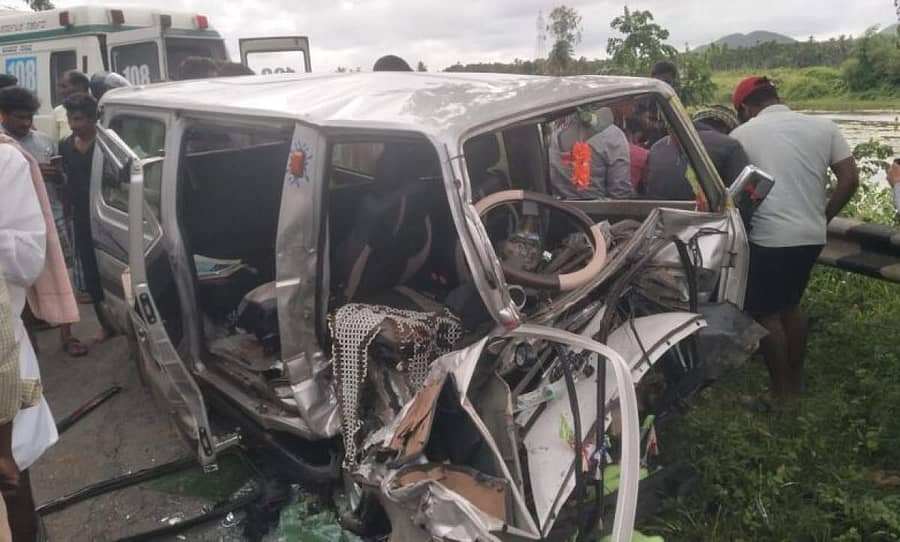 ಶಿವಮೊಗ್ಗ ಸಮೀಪದ ಬೇಡರ ಹೊಸಳ್ಳಿ ಬಳಿ ಶುಕ್ರವಾರ ಸಂಜೆ ನಡೆದ ಅಪಘಾತದಲ್ಲಿ ನುಜ್ಜುಗುಜ್ಜಾದ ಒಮ್ನಿ ವಾಹನ