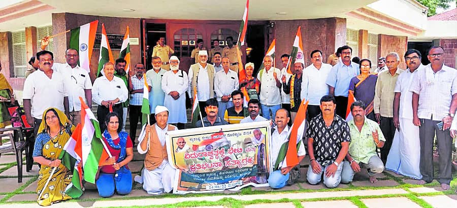 ವಿದುರಾಶ್ವತ್ಥದ ವೀರಸೌಧಕ್ಕೆ ಭೇಟಿ ನೀಡಿದ್ದ ಎಚ್.ಎಸ್.ದೊರೆಸ್ವಾಮಿ ವೇದಿಕೆಯ ಸದಸ್ಯರು