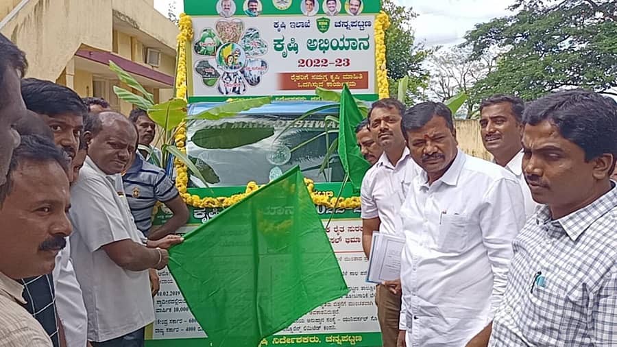 ಚನ್ನಪಟ್ಟಣದಲ್ಲಿ ಕೃಷಿ ಇಲಾಖೆಯಿಂದ ನಡೆದ ಕೃಷಿ ಅಭಿಯಾನಕ್ಕೆ ಶಾಸಕ ಎಚ್‌.ಡಿ. ಕುಮಾರಸ್ವಾಮಿ ಚಾಲನೆ ನೀಡಿದರು