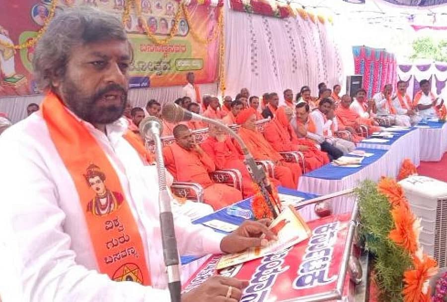 ಸರಗೂರು ಪಟ್ಟಣದಲ್ಲಿ ಶುಕ್ರವಾರ ನಡೆದ ಜಗಜ್ಜ್ಯೋತಿ ಬಸವೇಶ್ವರ ಜಯಂತಿ ಕಾರ್ಯಕ್ರಮದಲ್ಲಿ ಅಖಿಲ ಭಾರತ ವೀರಶೈವ ಲಿಂಗಾಯತ ಮಹಾಸಭಾದ ಮಹಾ ಪ್ರಧಾನ ಕಾರ್ಯದರ್ಶಿ, ಶಾಸಕ ಈಶ್ವರ ಖಂಡ್ರೆ ಮಾತನಾಡಿದರು (ಎಡ ಚಿತ್ರ). ಬಸವ ಜಯಂತಿ ಅಂಗವಾಗಿ ಪಟ್ಟಣದ ಪ್ರಮುಖ ಬೀದಿಗಳಲ್ಲಿ ಮೆರವಣಿಗೆ ನಡೆಯಿತು