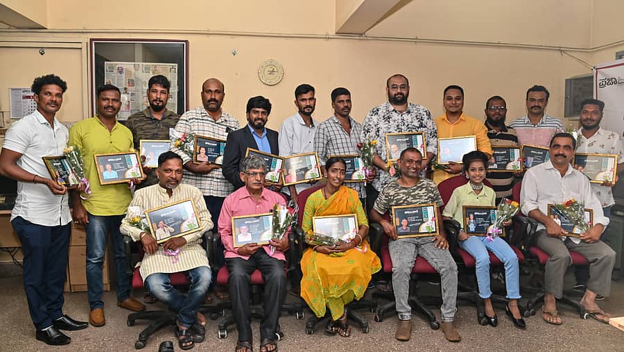 ಪ್ರಜಾವಾಣಿ ಮಂಗಳೂರು ಬ್ಯೂರೊ ಕಚೇರಿಯಲ್ಲಿ ಶನಿವಾರ 2022ನೇ ಸಾಲಿನ ಪ್ರಜಾವಾಣಿ ಸಾಧಕರನ್ನು ಸನ್ಮಾನಿಸಲಾಯಿತು. (ನಿಂತವರು ಎಡದಿಂದ) ರವಿ ಕಟಪಾಡಿ, ಮಹೇಂದ್ರ ಕುಮಾರ್‌, ನಿತಿನ್‌ ವಾಜ್‌, ದುರ್ಗಾ ಸಿಂಗ್‌, ಬಿ. ಗುರುಮೂರ್ತಿ, ಸಾಧಿಕ್‌ (ಹನೀಫ್‌ ಬಳಂಜ ಅವರ ಪರವಾಗಿ). ಮಹಮ್ಮದ್‌ ಷರೀಫ್‌, ಅರ್ಜುನ್‌ ಭಂಡಾರ್ಕರ್‌, ತೌಸೀಫ್‌ ಅಹಮದ್‌, ಇಬ್ರಾಹಿಂ ಗಂಗೊಳ್ಳಿ, ಗಣೇಶ್‌ ಆಚಾರ್‌, ರಾಮಾಂಜಿ ಇದ್ದಾರೆ. (ಕುಳಿತವರು ಎಡದಿಂದ) ಮಲ್ಲಿಗೆ ಸುಧೀರ್‌, ಆಲ್ಬರ್ಟ್‌ ಪಿಂಟೊ, ರಜನಿ ಡಿ.ಶೆಟ್ಟಿ, ಜೀತ್‌ ಮಿಲನ್‌ ರೋಚ್‌, ಧ್ವನಿ ಪೂಜಾರಿ, ಸುರೇಶ್‌ ನಾಯಕ್‌ ಇದ್ದಾರೆ–ಪ್ರಜಾವಾಣಿ ಚಿತ್ರ