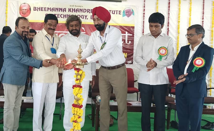 ಭಾಲ್ಕಿಯ ಬಿಕೆಐಟಿಯಲ್ಲಿ ನಡೆದ ಹಳೆ ವಿದ್ಯಾರ್ಥಿಗಳ ಸಮಾವೇಶವನ್ನು ತೆಲಂಗಾಣ ರಾಜ್ಯದ ಸಚಿವ ಪ್ರಶಾಂತ ರೆಡ್ಡಿ ಉದ್ಘಾಟಿಸಿದರು. ಶಾಸಕ ಈಶ್ವರ ಖಂಡ್ರೆ, ಸಂಸ್ಥೆಯ ಕಾರ್ಯದರ್ಶಿ ಸಾಗರ ಖಂಡ್ರೆ, ಪ್ರಾಚಾರ್ಯ ಡಾ.ನಾಗಶೆಟೆಪ್ಪ ಬಿರಾದಾರ ಇದ್ದರು