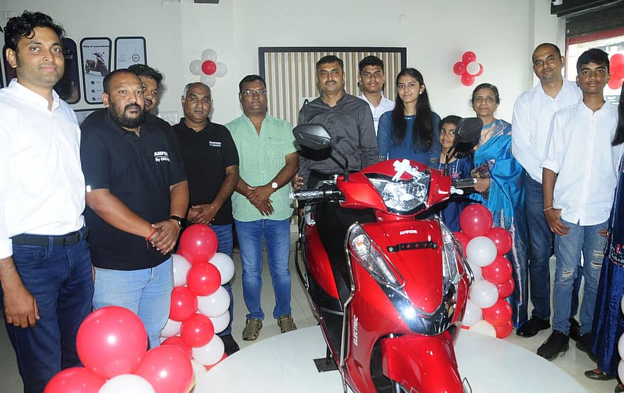 ಹುಬ್ಬಳ್ಳಿಯ ಗೋಕುಲ ರಸ್ತೆಯಲ್ಲಿನ ಅನುಶರಣ ಆ್ಯಂಪಿಯರ್ ವಿದ್ಯುತ್ ಚಾಲಿತ ಸ್ಕೂಟರ್ ಷೋ ರೂಂ ಅನ್ನು ಶನಿವಾರ ಉದ್ಘಾಟಿಸಲಾಯಿತು