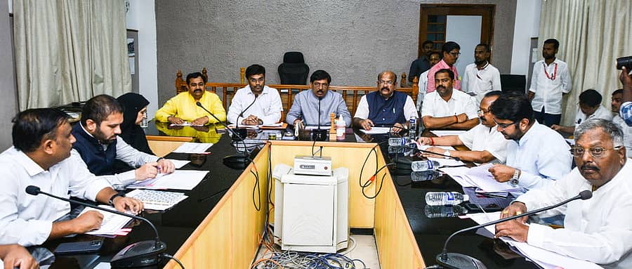 ಕೆಕೆಆರ್ಡಿಬಿ ಜಿಲ್ಲಾ ಸಲಹಾ ಸಮಿತಿಯಲ್ಲಿ ಮುರುಗೇಶ ನಿರಾಣಿ ಮಾತನಾಡಿದರು. ಭೀಮಾಶಂಕರ ತೆಗ್ಗೆಳ್ಳಿ, ಡಾ. ಗಿರೀಶ ಬದೋಲೆ, ಕನೀಜ್ ಫಾತಿಮಾ, ರಾಜಕುಮಾರ ಪಾಟೀಲ ತೇಲ್ಕೂರ, ಯಶವಂತ ವಿ. ಗುರುಕರ್, ಡಾ.ಉಮೇಶ ಜಾಧವ, ಬಸವರಾಜ ಮತ್ತಿಮೂಡ, ಬಿ.ಜಿ.ಪಾಟೀಲ, ಡಾ.ಅವಿನಾಶ್ ಜಾಧವ, ಸುಭಾಷ್ ಗುತ್ತೇದಾರ ಇದ್ದರು