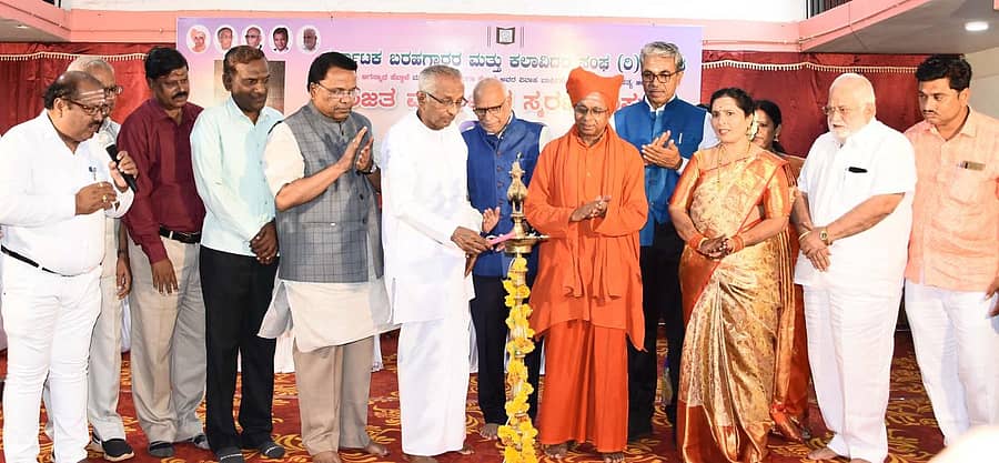 ಬೀದರ್ನ ಕರ್ನಾಟಕ ಸಾಹಿತ್ಯ ಸಂಘದ ಸಾಂಸ್ಕೃತಿಕ ಭವನದಲ್ಲಿ “ಜಗನೀಲ” ಸ್ಮರಣ ಸಂಪುಟ ಬಿಡುಗಡೆ ಸಮಾರಂಭವನ್ನು ಸಾಹಿತಿ ಗೋರುಚ ಉದ್ಘಾಟಿಸಿದರು. ಕಲ್ಯಾಣರಾವ್ ಪಾಟೀಲ, ಪ್ರೊ.ಎಚ್.ಟಿ.ಪೋತೆ, ಬಸವಲಿಂಗ ಪಟ್ಟದ್ದೇವರು, ಚನ್ನಬಸಪ್ಪ ಹಾಲಹಳ್ಳಿ, ಜಗನ್ನಾಥ ಹೆಬ್ಬಾಳೆ, ನೀಲಗಂಗಾ ಹೆಬ್ಬಾಳೆ, ಬಿ.ಜಿ.ಶೆಟಕಾರ, ರಾಜಕುಮಾರ ಹೆಬ್ಬಾಳೆ ಇದ್ದಾರೆ