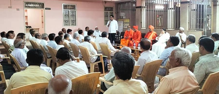 ಬಸವಣ್ಣನವರ ಇತಿಹಾಸ ತಿರುಚಲಾದ 9ನೇ ತರಗತಿಯ ಸಮಾಜ ವಿಜ್ಞಾನ ಪರಿಷ್ಕೃತ ಪಠ್ಯಪುಸ್ತಕ ಹಿಂಪಡೆಯಲು ಒತ್ತಾಯಿಸಿ ಹೋರಾಟ ರೂಪಿಸಲು ಬೀದರ್‌ನಲ್ಲಿ ಬಸವ ಪರ ಹಾಗೂ ಕನ್ನಡ ಪರ ಸಂಘಟನೆಗಳ ಸಭೆ ನಡೆಯಿತು