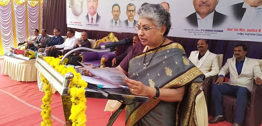 ರಾಜ್ಯ ವಕೀಲರ ಪರಿಷತ್‌ ವತಿಯಿಂದ ಜಿಲ್ಲಾ ವಕೀಲರ ಸಂಘದ ಆವರಣದಲ್ಲಿ ಶನಿವಾರ ನಡೆದ ಪ್ರೊ.ಲಕ್ಷ್ಮಿಸಾಗರ ಸ್ಮರಣಾರ್ಥ ದತ್ತಿ ಸಮಾರಂಭದಲ್ಲಿ ಸುಪ್ರೀಂ ಕೋರ್ಟ್ ನ್ಯಾಯಮೂರ್ತಿ ಬಿ.ವಿ.ನಾಗರತ್ನಾ ಉಪನ್ಯಾಸ ನೀಡಿದರು. ಹೈಕೋರ್ಟ್‌ ನ್ಯಾಯಮೂರ್ತಿಗಳಾದ ಪಿ.ಎಸ್‌.ದಿನೇಶ್‌ ಕುಮಾರ್‌, ಬಿ.ಎಂ.ಶ್ಯಾಮಪ್ರಸಾದ್‌, ಇ.ಎಸ್‌.ಇಂದಿರೇಶ್‌, ಪ್ರಧಾನ ಜಿಲ್ಲಾ ಮತ್ತು ಸತ್ರ ನ್ಯಾಯಾಧೀಶರಾದ ಬಿ.ಜಿ.ರಮಾ ಇದ್ದರು