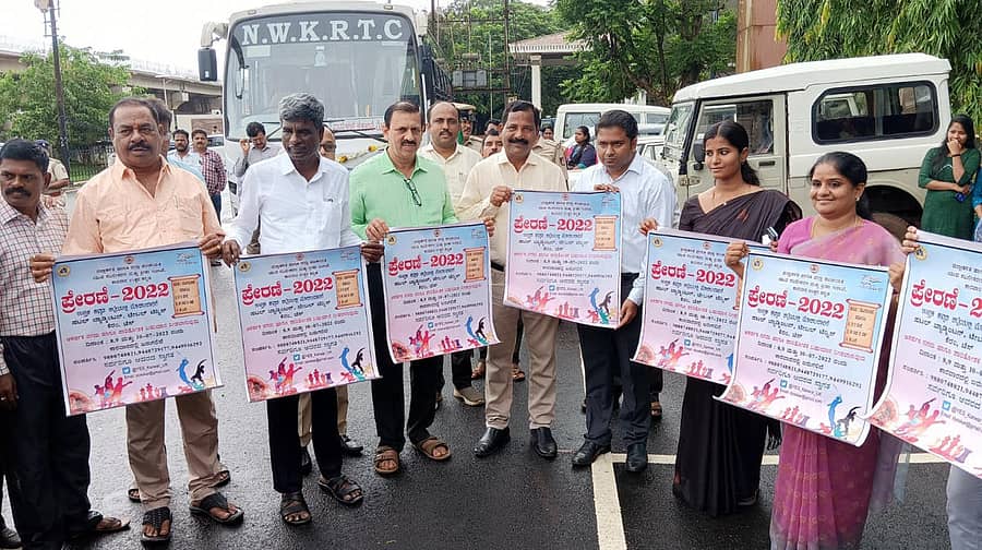 ಯುವ ಸಬಲೀಕರಣ ಮತ್ತು ಕ್ರೀಡಾ ಇಲಾಖೆಯು ಜುಲೈ 8ರಿಂದ 10ರವರೆಗೆ ಕಾರವಾರದಲ್ಲಿ ಹಮ್ಮಿಕೊಂಡಿರುವ ಒಳಾಂಗಣ ಕ್ರೀಡಾಕೂಟದ ಭಿತ್ತಿಪತ್ರವನ್ನು ಸಚಿವ ಕೋಟ ಶ್ರೀನಿವಾಸ ಪೂಜಾರಿ ಶನಿವಾರ ಬಿಡುಗಡೆ ಮಾಡಿದರು. ವಿಧಾನಪರಿಷತ್ ಸದಸ್ಯ ಗಣಪತಿ ಉಳ್ವೇಕರ್, ನಗರಸಭೆ ಅಧ್ಯಕ್ಷ ಡಾ.ನಿತಿನ್ ಪಿಕಳೆ, ಜಿಲ್ಲಾಧಿಕಾರಿ ಮುಲ್ಲೈ ಮುಗಿಲನ್, ಜಿ.ಪಂ ಸಿ.ಇ.ಒ ಪ್ರಿಯಾಂಗಾ.ಎಂ ಇದ್ದಾರೆ.