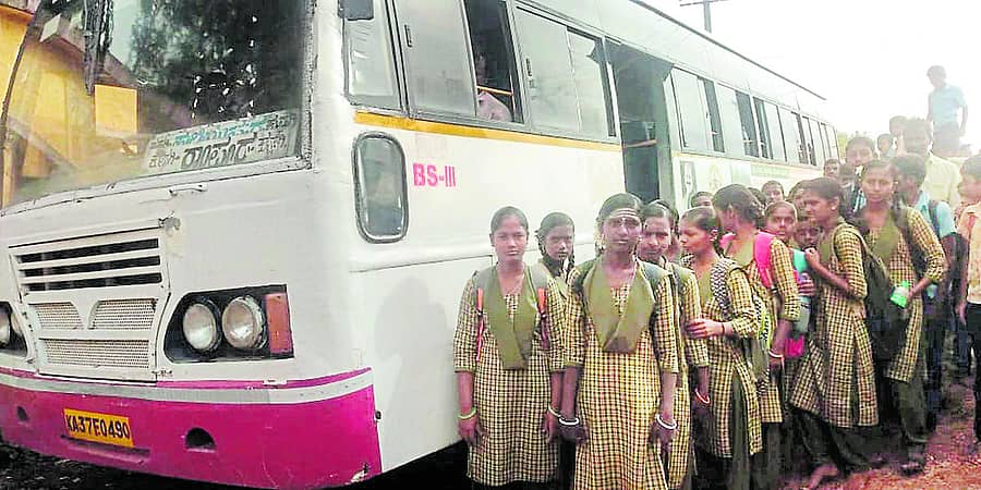 ಕುಷ್ಟಗಿ ತಾಲ್ಲೂಕಿನ ಕೋನಾಪುರ ಮತ್ತು ಪರಮನಹಟ್ಟಿ ಗ್ರಾಮಗಳಿಗೆ ಬಸ್ ಸಂಚಾರ ಸೇವೆ ಆರಂಭಗೊಂಡಿದ್ದು ವಿದ್ಯಾರ್ಥಿಗಳು ಸಂಭ್ರಮಿಸಿದರು