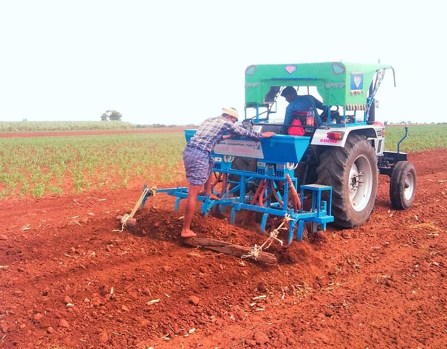 ಮಳೆಯ ನಿರೀಕ್ಷೆಯಲ್ಲಿ ಹೂವಿನಹಡಗಲಿ ತಾಲ್ಲೂಕಿನ ಹಿರೇಕೊಳಚಿಯಲ್ಲಿ ರೈತರು ಶುಕ್ರವಾರ ಬಿತ್ತನೆಗೆ ಸಿದ್ಧತೆ ಮಾಡಿದರು