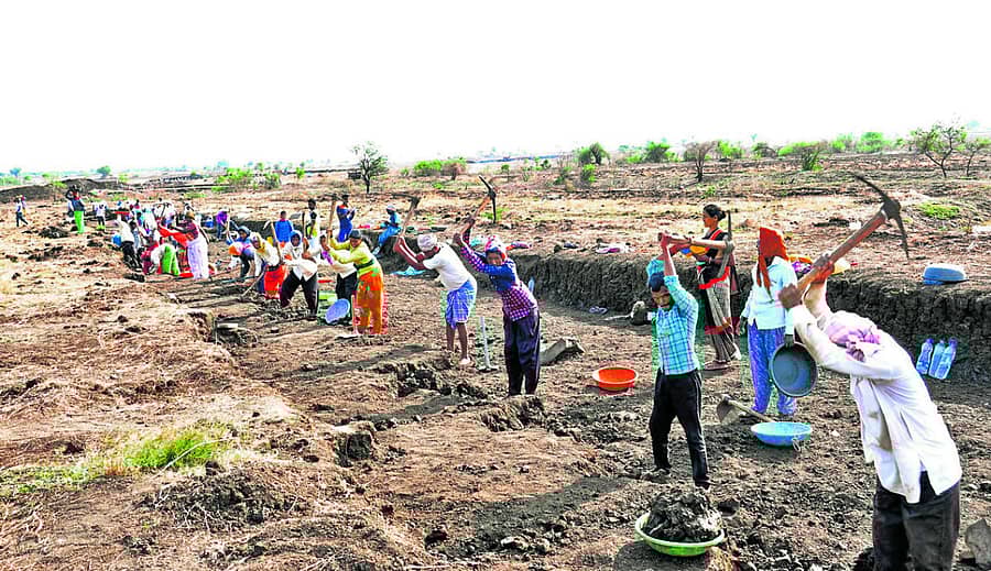 ಕಲಬುರಗಿ ತಾಲ್ಲೂಕಿನ ಹೊನ್ನಕಿರಣಗಿ ಗ್ರಾಮದಲ್ಲಿ ಉದ್ಯೋಗ ಖಾತ್ರಿ ಕೆಲಸ ಇತ್ತೀಚೆಗೆ ನಡೆಯಿತು
