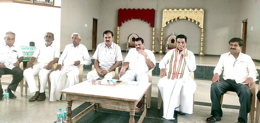 ದೊಡ್ಡಬಳ್ಳಾಪುರದ ಒಕ್ಕಲಿಗರ ಸಮುದಾಯ ಭವನದಲ್ಲಿ ಶನಿವಾರ ನಡೆದ ಪೂರ್ವಭಾವಿ ಸಭೆಯಲ್ಲಿ ಕೆಂಪೇಗೌಡ ಜಯಂತ್ಯುತ್ಸವ ಆಚರಣಾ ಸಮಿತಿ ಅಧ್ಯಕ್ಷ ಟಿ.ವಿ. ಲಕ್ಷ್ಮಿನಾರಾಯಣ ಮಾತನಾಡಿದರು