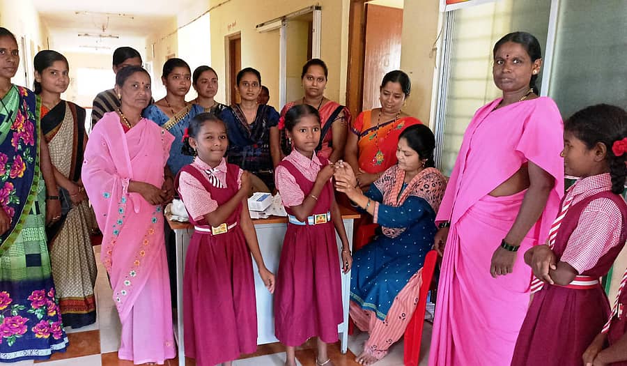 ಹುಣಸಗಿ ತಾಲ್ಲೂಕಿನ ಕೊಡೇಕಲ್ಲ ಗ್ರಾಮದ ಕಸ್ತೂರಬಾ ಗಾಂಧಿ ಬಾಲಕಿಯರ ವಸತಿ ಶಾಲೆಯಲ್ಲಿ ವಿದ್ಯಾರ್ಥಿಗಳಿಗೆ ಲಸಿಕೆ ಹಾಕಲಾಯಿತು
