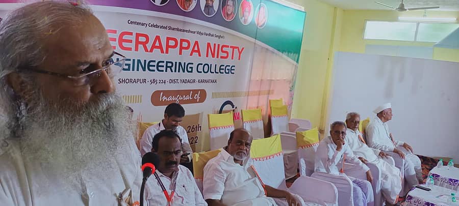 ಸುರಪುರದ ವೀರಪ್ಪ ನಿಷ್ಠಿ ಎಂಜಿನಿಯರಿಂಗ್ ಕಾಲೇಜಿನಲ್ಲಿ ಶನಿವಾರ ಶರಣಬಸವಪ್ಪ ಅಪ್ಪ ಸಭಾ ಮಂಟಪವನ್ನು ಶರಣಬಸವಪ್ಪ ನಿಷ್ಠಿ ಉದ್ಘಾಟಿಸಿದರು. ಡಾ. ಸುರೇಶ ಸಜ್ಜನ, ಪ್ರಾಚಾರ್ಯ ಡಾ. ಶರಣಬಸಪ್ಪ ಸಾಲಿ ಇದ್ದರು