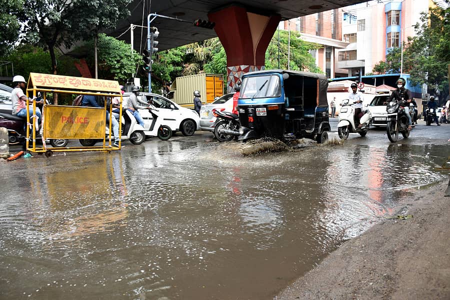 ನಗರದಲ್ಲಿ ಶನಿವಾರ ಮಳೆ ಸುರಿದು ಆನಂದರಾವ್ ವೃತ್ತ ರಸ್ತೆಯಲ್ಲಿ ನಿಂತುಕೊಂಡಿದ್ದ ನೀರಿನಲ್ಲೇ ವಾಹನಗಳು ಸಂಚರಿಸಿದವು – ಪ್ರಜಾವಾಣಿ ಚಿತ್ರ