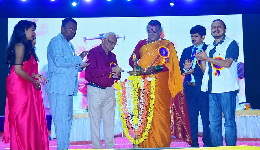 ದಾವಣಗೆರೆಯ ಜೈನ್ ಇನ್ಸ್ಟಿಟ್ಯೂಟ್ ಆಫ್ ಟೆಕ್ನಾಲಜಿವತಿಯಿಂದ ಶಾಮನೂರು ಶಿವಶಂಕರಪ್ಪ ಕಲ್ಯಾಣ ಮಂಟಪದಲ್ಲಿ ಆಯೋಜಿಸಿದ್ದ ಶೃಂಗ–2ಕೆ22 ಕಾರ್ಯಕ್ರಮವನ್ನು ಜಾನಪದ ಅಕಾಡೆಮಿ ಅಧ್ಯಕ್ಷೆ ಮಂಜಮ್ಮ ಜೋಗತಿ ಹಾಗೂ ಅಚಲಚಂದ್ ಜೈನ್ ಉದ್ಘಾಟಿಸಿದರು. ಕಾರ್ಯಕ್ರಮದ ಸಂಚಾಲಕ ರಾಹುಲ್ ಪಾಟೀಲ್, ಪ್ರಾಂಶುಪಾಲರಾದ ಗಣೇಶ್, ಕಲಾವಿದ ಆರ್.ಟಿ.ಅರುಣ್ಕುಮಾರ್ ಇದ್ದರು.