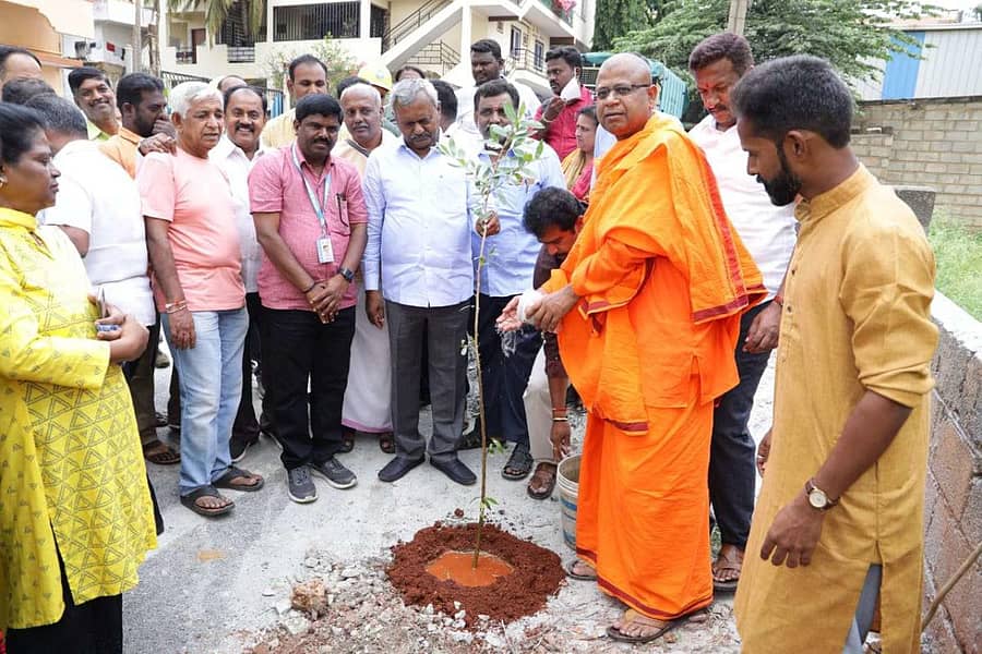 ಅಂದ್ರಹಳ್ಳಿಯಲ್ಲಿ ನಡೆದ ಸಸಿ ನೆಡುವ ಕಾರ್ಯಕ್ರಮಕ್ಕೆ ಸಚಿವ ಎಸ್.ಟಿ.ಸೋಮಶೇಖರ್ ಚಾಲನೆ ನೀಡಿದರು. ಯಲಹಂಕ ರಾಮಕೃಷ್ಣ ವೇದಾಂತ ಆಶ್ರಮದ ಅಭಯಾನಂದ ಮಹಾರಾಜ್, ಬೆಸ್ಕಾಂ ಎಂಜಿನಿಯರ್ ರಮೇಶ್, ಕುಮಾರ್ ನಾಯಕ್, ಮಹಾಂತೇಶ್, ಬಸವರಾಜ ಇದ್ದರು.