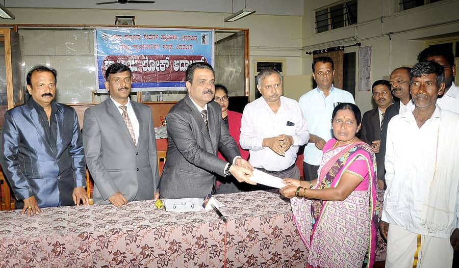 ಶಿವಮೊಗ್ಗದಲ್ಲಿ ಶನಿವಾರ ನಡೆದ ಲೋಕ ಅದಾಲತ್ ಕಾರ್ಯಕ್ರಮದಲ್ಲಿ ಶಿವಮೊಗ್ಗದ ಪ್ರಧಾನ ಜಿಲ್ಲಾ ಮತ್ತು ಸೆಷನ್ಸ್ ನ್ಯಾಯಾಧೀಶ ಮುಸ್ತಾಫಾ ಹುಸೇನ್ ಫಲಾನುಭವಿಗಳಿಗೆ ಚೆಕ್ ವಿತರಿಸಿದರು.