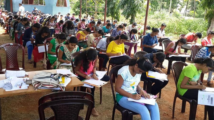 ಪ್ರೇರಣ ಅಕಾಡೆಮಿಯಲ್ಲಿ ವಿದ್ಯಾರ್ಥಿಗಳು ಕಲಿಕಾ ಚಟುವಟಿಕೆಯಲ್ಲಿ ತೊಡಗಿದ್ದಾರೆ