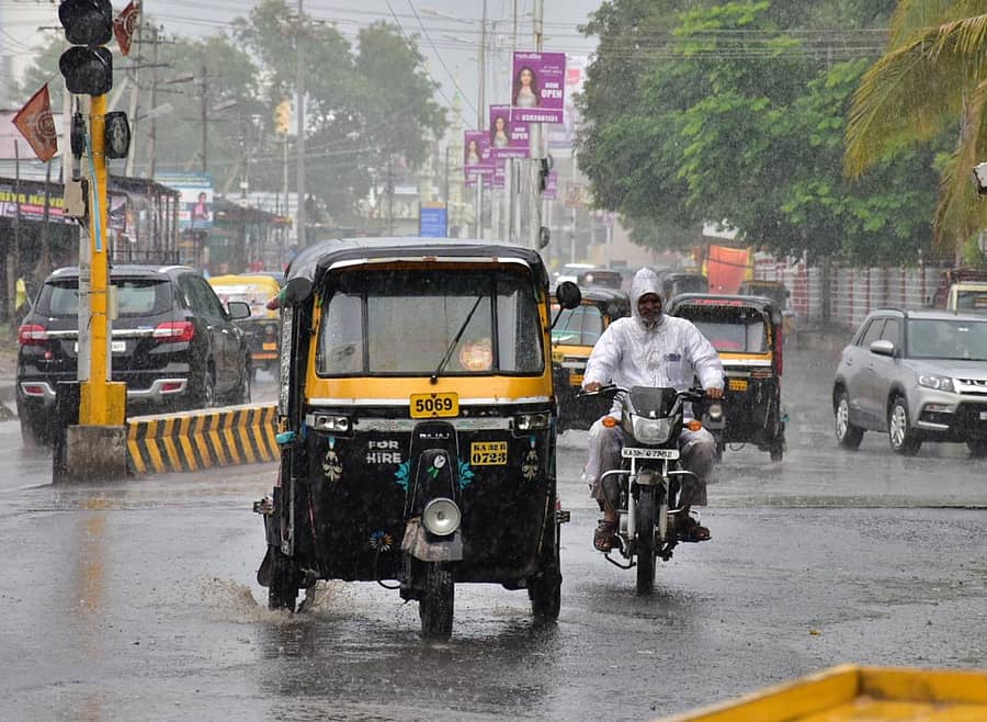 ಕಲಬುರಗಿ ನಗರದಲ್ಲಿ ಶನಿವಾರ ಸಂಜೆ ಸುರಿದ ಮಳೆಯಲ್ಲಿ ವಾಹನ ಸವಾರರು ಸಾಗಿದರು