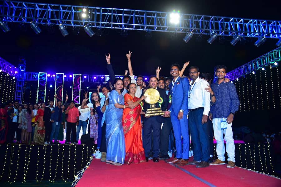 ದಾವಣಗೆರೆ ನಗರದ ಬಾಪೂಜಿ ಎಂಜಿನಿಯರಿಂಗ್ ಮತ್ತು ತಾಂತ್ರಿಕ ಮಹಾವಿದ್ಯಾಲಯದಲ್ಲಿ ಮೂರು ದಿನಗಳ ಕಾಲ ನಡೆದ ‘ನಮ್ಮ ದವನ-2022’ ಸಾಂಸ್ಕೃತಿಕ ಸ್ಪರ್ಧೆಯಲ್ಲಿ ಇನ್ಫಾರ್ಮೇಶನ್ ಸೈನ್ಸ್ ಆ್ಯಂಡ್ ಎಂಜಿನಿಯರಿಂಗ್ ವಿಭಾಗವು ಚಾಂಪಿಯನ್ ಆಗಿ ಹೊರಹೊಮ್ಮಿತು.