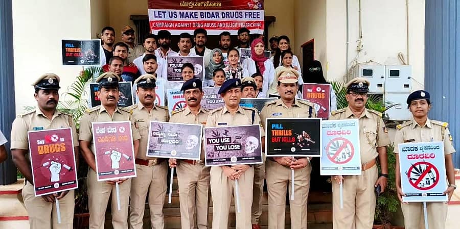 ಅಂತರ ರಾಷ್ಟ್ರೀಯ ಮಾದಕ ವಸ್ತು ಸಾಗಣೆ ವಿರೋಧಿ ದಿನದ ಅಂಗವಾಗಿ ಅಬಕಾರಿ ಇಲಾಖೆಯ ವತಿಯಿಂದ ಬೀದರ್ನಲ್ಲಿ ಭಾನುವಾರ ಜಾಗೃತಿ ಜಾಥಾ ನಡೆಯಿತು