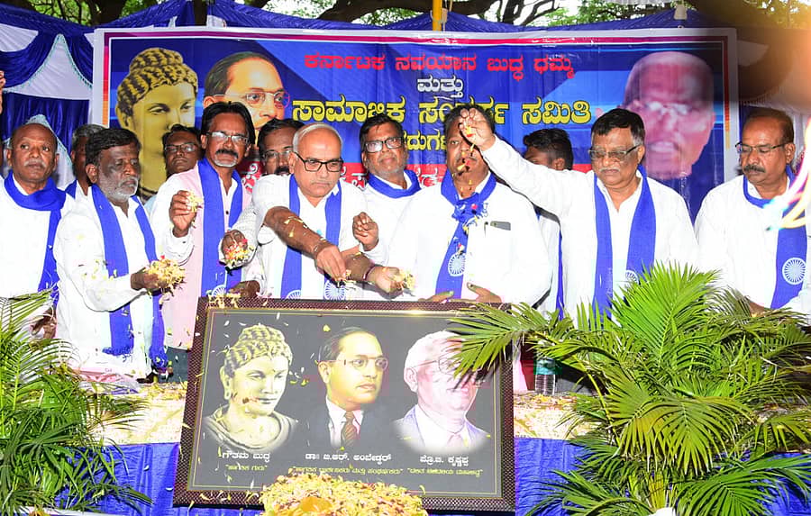 ಚಿತ್ರದುರ್ಗದಲ್ಲಿ ಭಾನುವಾರ ಏರ್ಪಡಿಸಿದ್ದ ಸಮಾವೇಶವನ್ನು ಬುದ್ಧ, ಅಂಬೇಡ್ಕರ್ ಹಾಗೂ ಪ್ರೊ.ಬಿ.ಕೃಷ್ಣಪ್ಪ ಅವರ ಭಾವಚಿತ್ರಕ್ಕೆ ಪುಷ್ಪಾರ್ಚನೆ ಮಾಡುವ ಮೂಲಕ ಪ್ರೊ.ಎಂ.ಚಂದ್ರಶೇಖರಯ್ಯ ಉದ್ಘಾಟಿಸಿದರು. ಕೆ.ಕುಮಾರ್, ಡಿ.ದುರುಗೇಶಪ್ಪ, ಚಿಕ್ಕಣ್ಣ ಇದ್ದಾರೆ.