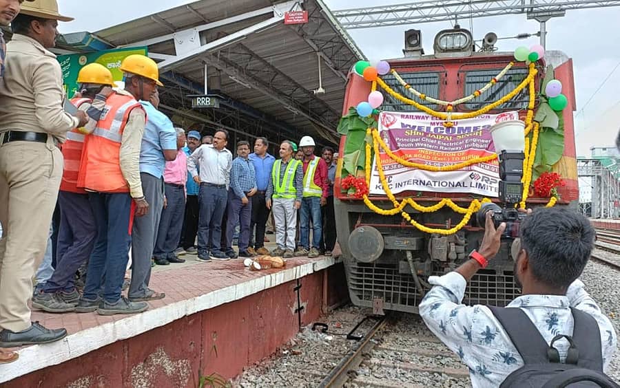 ಬೀರೂರಿನಿಂದ ಹೊಸದುರ್ಗ ರೋಡ್ ನಿಲ್ದಾಣದವರೆಗೆ ಪೂರ್ಣಗೊಂಡಿರುವ ರೈಲ್ವೆ ವಿದ್ಯುದೀಕರಣ ಮಾರ್ಗದ ಪ್ರಾಯೋಗಿಕ ಸಂಚಾರ ಸೇವೆಗೆ ಶನಿವಾರ ಬೀರೂರು ನಿಲ್ದಾಣದಲ್ಲಿ ನೈರುತ್ಯ ರೈಲ್ವೆ ಪ್ರಧಾನ ಎಲೆಕ್ಟ್ರಿಕಲ್ ಎಂಜಿಯರ್ ಜೈಪಾಲ್ ಸಿಂಗ್, ರೈಲ್ವೆ ವಿಭಾಗೀಯ ಸಹಾಯಕ ವ್ಯವಸ್ಥಾಪಕ ದೇವಸಹಾಯಮ್ ಚಾಲನೆ ನೀಡಿದರು. ವಿಭಾಗೀಯ ನಿರ್ವಹಣಾ ವ್ಯವಸ್ಥಾಪಕ ಸರವಣ್ ಇದ್ದರು.