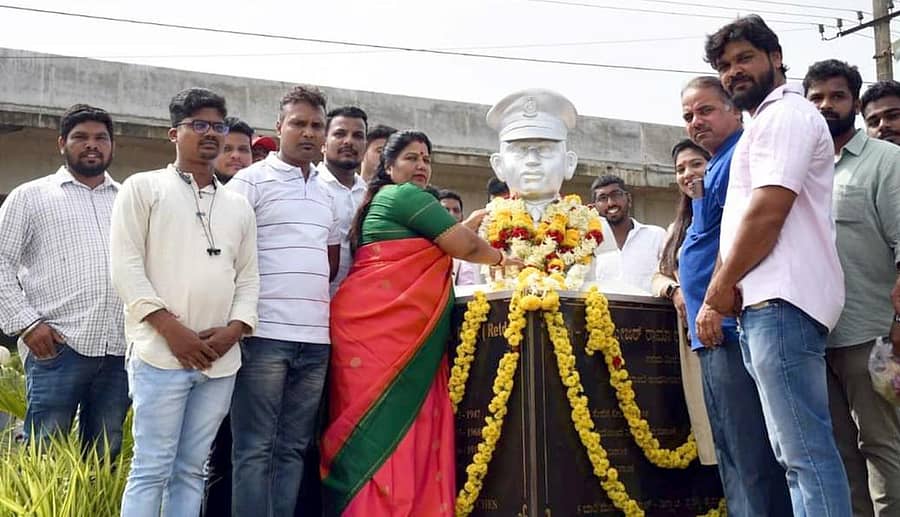 ಕಾರವಾರದ ಯುದ್ಧ ನೌಕೆ ವಸ್ತು ಸಂಗ್ರಹಾಲಯದ ಆವರಣದಲ್ಲಿರುವ ಮೇಜರ್ ರಾಮ ರಾಘೋಬ ರಾಣೆ ಅವರ ಪ್ರತಿಮೆಗೆ ಶಾಸಕಿ ರೂಪಾಲಿ ನಾಯ್ಕ ಭಾನುವಾರ ಮಾಲಾರ್ಪಣೆ ಮಾಡಿ ಗೌರವ ಸಲ್ಲಿಸಿದರು