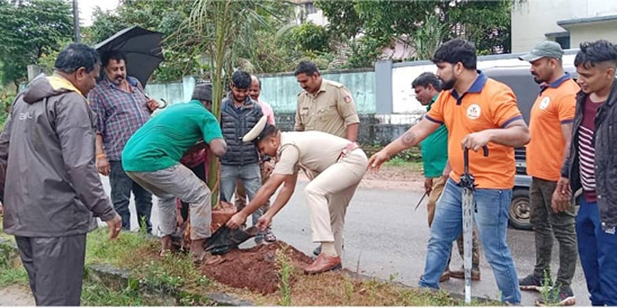ಮೂಡಿಗೆರೆ ಪಟ್ಟಣದ ಬೇಲೂರು ರಸ್ತೆಯಲ್ಲಿ ಭಾನುವಾರ ಪೊಲೀಸ್ ಸಬ್ ಇನ್ಸ್ಪೆಕ್ಟರ್ ಕಿಶೋರ್ ಗಿಡ ನೆಟ್ಟರು. ಪಟ್ಟಣ ಪಂಚಾಯಿತಿ ಅಧ್ಯಕ್ಷ ಜಿ.ಬಿ. ಧರ್ಮಪಾಲ್, ಧರ್ಮಸ್ಥಳ ಗ್ರಾಮಾಭಿವೃದ್ಧಿ ಯೋಜನೆಯ ಯೋಜನಾಧಿಕಾರಿ ಶಿವಾನಂದ್, ಮೇಲ್ವಿಚಾರಕ ದಾಮೋದರ್ ಆಚಾರ್ಯ, ರಾಷ್ಟ್ರೀಯ ವಿಪತ್ತು ನಿರ್ವಹಣಾ ತಂಡದ ಸಂಯೋಜಕ ಪ್ರವೀಣ್ ಪೂಜಾರಿ ಇದ್ದರು.