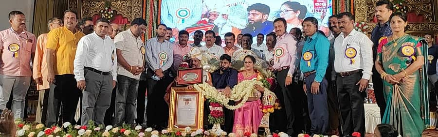 ನಗರದ ಅಮ್ಮಣ್ಣಿ ರಾಮಣ್ಣ ಶೆಟ್ಟಿ ಸಭಾಭವನದಲ್ಲಿ ಭಾನುವಾರ ಜಿಲ್ಲಾ ಸರ್ಕಾರಿ ನೌಕರರ ವಾರ್ಷಿಕ ಸಮಾವೇಶದಲ್ಲಿ ಸೇವಾ ನಿವೃತ್ತಿಗೊಳ್ಳುತ್ತಿರುವ ಉಡುಪಿ ಜಿಲ್ಲಾ ಸಂಘದ ಅಧ್ಯಕ್ಷ ಸುಬ್ರಹ್ಮಣ್ಯ ಶೇರಿಗಾರ್ ದಂಪತಿಯನ್ನು ಅಭಿನಂದಿಸಲಾಯಿತು.