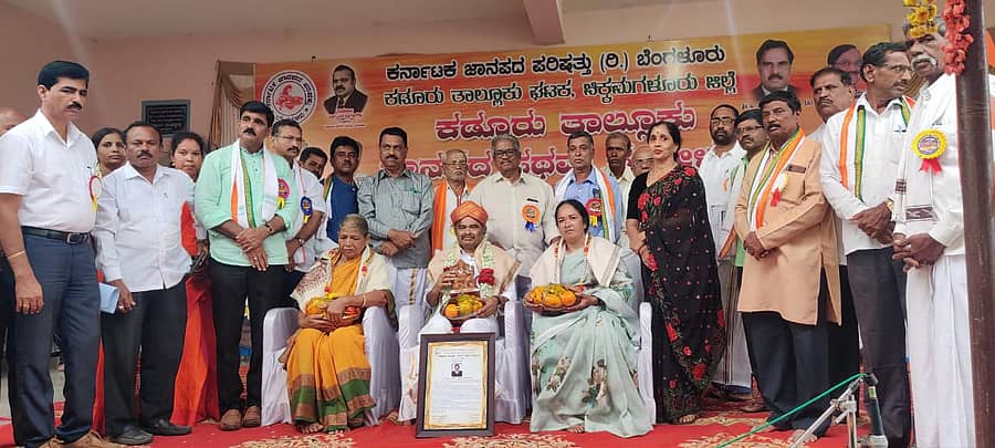 ಯಗಟಿಪುರದಲ್ಲಿ ನಡೆದ ಜಾನಪದ ಸಮ್ಮೇಳನದಲ್ಲಿ ಸಮ್ಮೇಳನಾಧ್ಯಕ್ಷ ಚಟ್ನಳ್ಳಿ ಮಹೇಶ್ ಅವರನ್ನು ಗ್ರಾಮಸ್ಥರ ಪರವಾಗಿ ಸನ್ಮಾನಿಸಲಾಯಿತು.