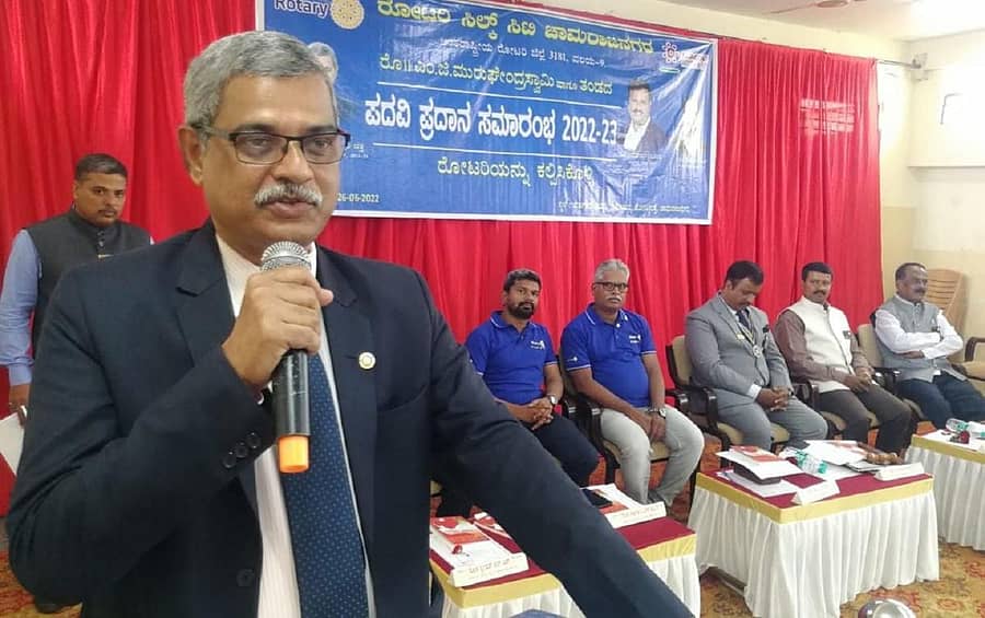 ಚಾಮರಾಜನಗರದ ರೋಟರಿ ಸಿಲ್ಕ್ ಸಿಟಿಯ ನೂತನ ಅಧ್ಯಕ್ಷರು ಹಾಗೂ ತಂಡದ ಪದವಿ ಪ್ರಧಾನ ಸಮಾರಂಭದಲ್ಲಿ ನಿಯೋಜಿತ ಜಿಲ್ಲಾ ಗವರ್ನರ್ ಪಿಎಚ್ಎಫ್ ವಿಕ್ರಂ ದತ್ತ ಅವರು ಮಾತನಾಡಿದರು. ಸಂಸ್ಥೆಯ ಸದಸ್ಯ ದೊಡ್ಡರಾಯಪೇಟೆ ಗಿರೀಶ್, ನಿಕಟಪೂರ್ವ ಕಾರ್ಯದರ್ಶಿ ಅಕ್ಷಯ್ ವೈ, ಅಧ್ಯಕ್ಷ ಎ.ಎಸ್.ರವಿ, ನೂತನ ಅಧ್ಯಕ್ಷ ಮುರುಗೇಂದ್ರಸ್ವಾಮಿ, ಸಹಾಯಕ ಗವರ್ನರ್ ಡಾ.ಉಮಾಶಂಕರ್, ವಲಯ ಪ್ರತಿನಿಧಿ ಆರ್.ಎಂ.ಸ್ವಾಮಿ ಇದ್ದರು