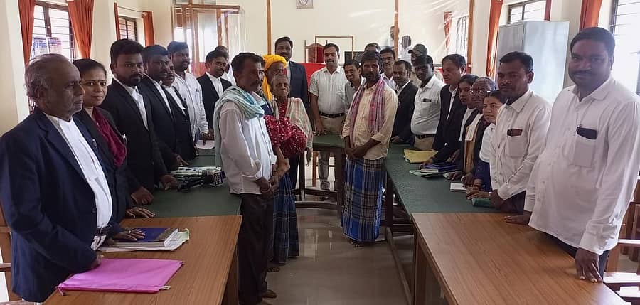 ಹಲವು ದಶಕಗಳಿಂದ ದೂರವಿದ್ದ ಜಿನ್ನೂರ ಗ್ರಾಮದ ಹಿರಿಯ ವೃದ ದಂಪತಿಗಳು ಒಂದಾದ ಅಪರೂಪದ ಘಟನೆ ಕಲಘಟಗಿ ನ್ಯಾಯಾಲಯದಲ್ಲಿ ನಡೆಯಿತು ಬಸಪ್ಪ ಅಗಡಿ(85) ಹಾಗೂ ಕಲ್ಲವ್ವ ಅಗಡಿ (80) ವೃದ್ಧ ದಂಪತಿ 52 ವರ್ಷಗಳಿಂದ ದೂರ ಇದ್ದರು