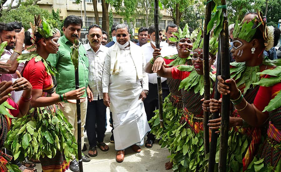 ಬೆಂಗಳೂರಿನ ರವೀಂದ್ರ ಕಲಾಕ್ಷೇತ್ರದಲ್ಲಿ ಭಾನುವಾರ ‘ಜನ ಪ್ರಕಾಶನ' ಆಯೋಜಿಸಿದ್ದ ಪುಸ್ತಕ ಬಿಡುಗಡೆ ಸಮಾರಂಭಕ್ಕೆ ವಿಧಾನಸಭೆ ವಿರೋಧ ಪಕ್ಷದ ನಾಯಕ ಸಿದ್ಧರಾಮಯ್ಯ ಅವರನ್ನು ಉತ್ತರ ಕನ್ನಡ ಜಿಲ್ಲೆಯ ಸಿದ್ಧಿ ಬುಡಕಟ್ಟು ಜನಾಂಗದ ಮಹಿಳೆಯರು ಸ್ವಾಗತಿಸಿದರು - ಪ್ರಜಾವಾಣಿ ಚಿತ್ರ 
