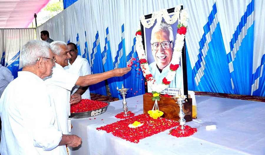 ಕುಂದಾಪುರ ಸಮೀಪದ ಅಮಾಸೆಬೈಲಿನ ಪ್ರೌಢ ಶಾಲೆಯ ಆವರಣದಲ್ಲಿ ಭಾನುವಾರ ಹಿರಿಯ ಮುತ್ಸದ್ದಿ ಎ.ಜಿ ಕೊಡ್ಗಿಯವರ ವೈಕುಂಠ ಸಮಾರಾಧನೆಯ ಅಂಗವಾಗಿ ನಡೆದ ಶ್ರದ್ದಾಂಜಲಿ ಸಭೆಯಲ್ಲಿ ಆರ್ಎಸ್ಎಸ್ ಮುಖಂಡ ಕಲ್ಲಡ್ಕ ಪ್ರಭಾಕರ ಭಟ್ ದೀಪ ಜ್ಯೋತಿ ಬೆಳಗಿದರು. ಮಾಜಿ ಶಾಸಕ ಬಸ್ರೂರು ಅಪ್ಪಣ್ಣ ಹೆಗ್ಡೆ, ರಾಜ್ಯ ಆಹಾರ ನಿಗಮದ ಉಪಾಧ್ಯಕ್ಷ ಕಿರಣಕುಮಾರ ಕೊಡ್ಗಿ ಇದ್ದರು.