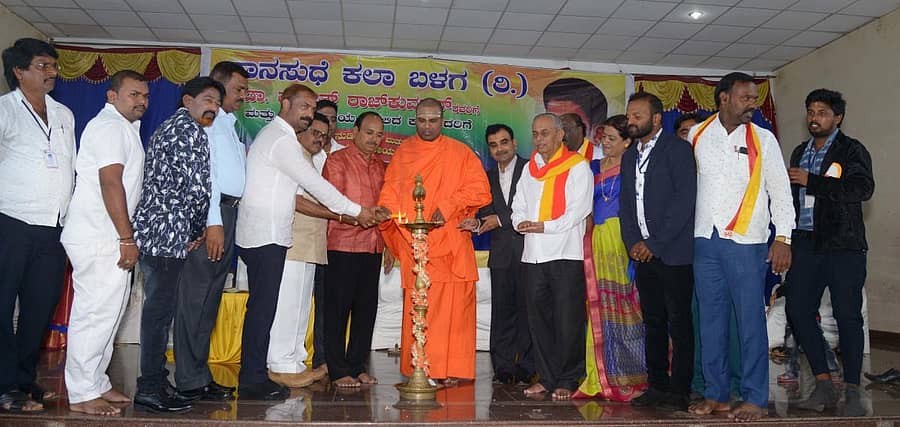 ಕುವೆಂಪು ಕನ್ನಡ ಭವನದಲ್ಲಿ ಭಾನುವಾರ ನಡೆದ ಪುನೀತ್ ರಾಜ್ಕುಮಾರ್ ಅವರಿಗೆ ಗೀತ ನುಡಿನಮನ ಮತ್ತು ಸುಗಮ ಸಂಗೀತ ಕಾರ್ಯಕ್ರಮ, ಅಗಲಿದ ಕಲಾವಿದರಿಗೆ ಶ್ರದ್ಧಾಂಜಲಿ, ಹಿರಿಯ ಕಲಾವಿದರಿಗೆ ಸನ್ಮಾನ ಸಮಾರಂಭವನ್ನು ಮಹಾನಗರ ಪಾಲಿಕೆ ಸದಸ್ಯ ಬಿ.ಜಿ. ಅಜಯ್ ಕುಮಾರ್ ಉದ್ಘಾಟಿಸಿದರು