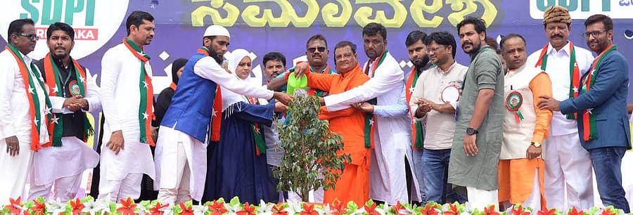 ದಾವಣಗೆರೆಯ ಮಿಲಾದ್ ಮೈದಾನದಲ್ಲಿ ಎಸ್ಡಿಪಿಐ ವತಿಯಿಂದ ಭಾನುವಾರ ಆಯೋಜಿಸಿದ್ದ 2ನೇ ಬೃಹತ್ ಜನಾಧಿಕಾರ ಸಮಾವೇಶವನ್ನು ಉದ್ಘಾಟಿಸಲಾಯಿತು. ಅಪ್ಸರ್ ಕೊಡ್ಲಿಪೇಟೆ, ಪ್ರೊ.ಸೈಯೀದಾ ಸಾದಿಯಾ, ಬಿ.ಆರ್.ಭಾಸ್ಕರ ಪ್ರಸಾದ್, ಷಡಕ್ಷರ ಮುನಿ ಸ್ವಾಮೀಜಿ ಇದ್ದರು.