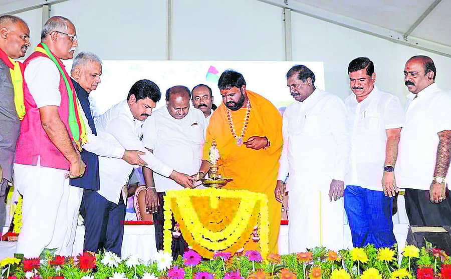 ಶಿವಮೊಗ್ಗದಲ್ಲಿ ಭಾನುವಾರ ವನ್ನಿಕುಲ ಕ್ಷತ್ರೀಯ ಸಮಾಜದ ಸಮಾವೇಶವನ್ನು ಸಂಸದ ಬಿ.ವೈ.ರಾಘವೇಂದ್ರ ಉದ್ಘಾಟಿಸಿದರು