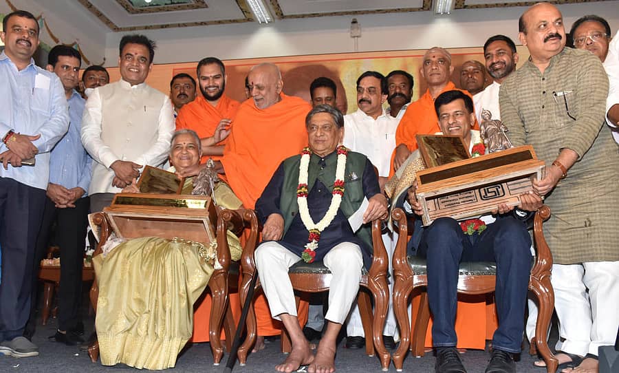 ವಿಧಾನಸೌಧದ ಬ್ಯಾಂಕ್ವೆಟ್ ಹಾಲ್ನಲ್ಲಿ ಸೋಮವಾರ ನಡೆದ ನಾಡಪ್ರಭು ಕೆಂಪೇಗೌಡ ಜಯಂತ್ಯುತ್ಸವದಲ್ಲಿ ಇನ್ಫೋಸಿಸ್ ಸಂಸ್ಥಾಪಕ ಎನ್.ಆರ್. ನಾರಾಯಣಮೂರ್ತಿ ಪರವಾಗಿ ಅವರ ಪತ್ನಿ ಸುಧಾ ಮೂರ್ತಿ, ಮಾಜಿ ಮುಖ್ಯಮಂತ್ರಿ ಎಸ್.ಎಂ. ಕೃಷ್ಣ ಹಾಗೂ ಬ್ಯಾಡ್ಮಿಂಟನ್ ಆಟಗಾರ ಪ್ರಕಾಶ್ ಪಡುಕೋಣೆ ಪರವಾಗಿ ಅವರ ಸ್ನೇಹಿತ ವಿಮಲ್ ಕುಮಾರ್ ಅವರಿಗೆ ಮುಖ್ಯಮಂತ್ರಿ ಬಸವರಾಜ ಬೊಮ್ಮಾಯಿ ‘ಕೆಂಪೇಗೌಡ ಅಂತರರಾಷ್ಟ್ರೀಯ ಪ್ರಶಸ್ತಿ’ ಪ್ರದಾನ ಮಾಡಿದರು. ಸಚಿವ ವಿ. ಸುನಿಲ್ ಕುಮಾರ್, ಶಾಸಕ ರಿಜ್ವಾನ್ ಅರ್ಷದ್, ಸಚಿವ ಡಾ.ಸಿ.ಎನ್. ಅಶ್ವತ್ಥ ನಾರಾಯಣ, ನಂಜಾವಧೂತ ಸ್ವಾಮೀಜಿ, ಕುಮಾರ ಚಂದ್ರಶೇಖರನಾಥ ಸ್ವಾಮೀಜಿ, ವಿಧಾನ ಪರಿಷತ್ ವಿರೋಧ ಪಕ್ಷದ ಉಪ ನಾಯಕ ಕೆ. ಗೋವಿಂದ ರಾಜು, ಒಕ್ಕಲಿಗರ ಅಭಿವೃದ್ಧಿ ನಿಗಮದ ಅಧ್ಯಕ್ಷ ಎಂ. ಕೃಷ್ಣಪ್ಪ ಇದ್ದರು– ಪ್ರಜಾವಾಣಿ ಚಿತ್ರ