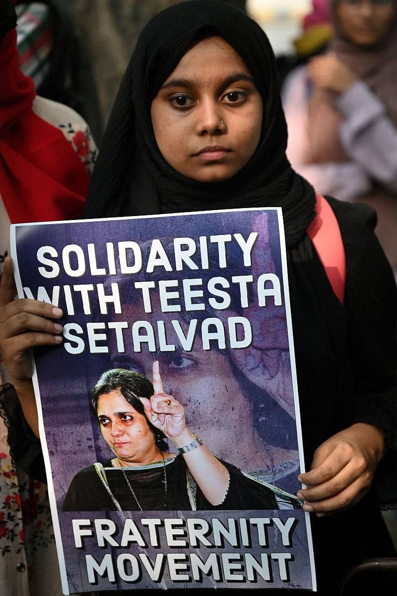 ತೀಸ್ತಾ ಸೆಟಲ್ವಾಡ್ ಬಂಧನ ವಿರೋಧಿಸಿ ನವದೆಹಲಿಯಲ್ಲಿ ಸೋಮವಾರ ನಡೆದ ಪ್ರತಿಭಟನೆಯಲ್ಲಿ ಭಿತ್ತಿಪತ್ರ ಪ್ರದರ್ಶಿಸಲಾಯಿತು ಎಎಫ್ಪಿ ಚಿತ್ರ