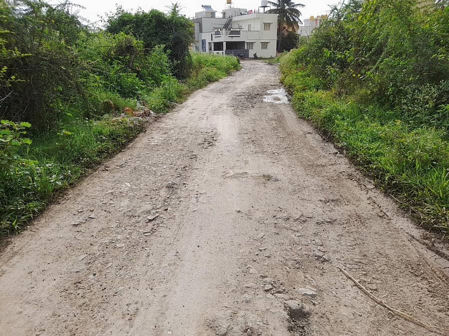 ಬೀರೂರು ಪಟ್ಟಣದ ರಾಜಾಜಿನಗರ ಬಡಾವಣೆಯ ಹದಗೆಟ್ಟ ರಸ್ತೆ