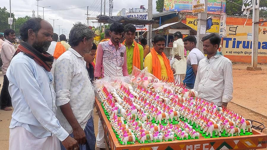 ಸಿರವಾರದಲ್ಲಿ ಮಣ್ಣೆತ್ತಿನ ಅಮವಾಸ್ಯೆ ಆಚರಣೆಗೆ ಎತ್ತಿನ ಮೂರ್ತಿಗಳನ್ನು ಖರೀದಿ ಮಾಡಲು ನಿಂತಿರುವ ರೈತರು