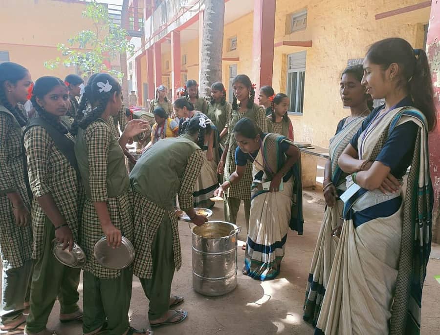 ಹೊಸಪೇಟೆಯ ಸರ್ಕಾರಿ ಬಾಲಕಿಯರ ಪ್ರೌಢಶಾಲೆಯ ಮಕ್ಕಳಿಗೆ ಮಧ್ಯಾಹ್ನದ ಬಿಸಿಯೂಟ ಬಡಿಸುತ್ತಿರುವುದು