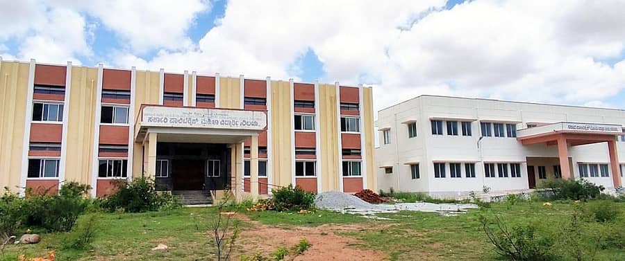 ಹರಪನಹಳ್ಳಿ ತಾಲ್ಲೂಕಿನ ಅನಂತನಹಳ್ಳಿ ಬಳಿಯಿರುವ ಸರ್ಕಾರಿ ಪಾಲಿಟೆಕ್ನಿಕ್ ಕಾಲೇಜಿನ ಆವರಣದಲ್ಲಿ ನಿರ್ಮಿಸಿರುವ ನೂತನ ಹಾಸ್ಟೆಲ್ ಕಟ್ಟಡಗಳು