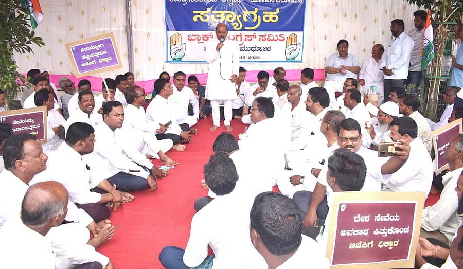 ಅಗ್ನಿಪಥ ಯೋಜನೆ ವಿರೋಧಿ ಸೇಡಂ ಪಟ್ಟಣದಲ್ಲಿ ಬ್ಲಾಕ್ ಕಾಂಗ್ರೆಸ್ ಸಮಿತಿ ಸೋಮವಾರ ಆಯೋಜಿಸಿದ್ಧ ಧರಣಿ ಸತ್ಯಾಗ್ರಹದಲ್ಲಿ ಮಾಜಿ ಸಚಿವ ಡಾ.ಶರಣಪ್ರಕಾಶ ಪಾಟೀಲ ಮಾತನಡಿದರು