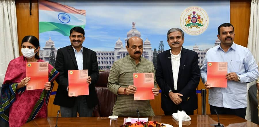 ನಿವೃತ್ತ ಐಎಎಸ್ ಅಧಿಕಾರಿ ಗುರುಚರಣ್ ಮುಖ್ಯಮಂತ್ರಿ ಬಸವರಾಜ ಬೊಮ್ಮಾಯಿ ಅವರಿಗೆ ವರದಿ ಸಲ್ಲಿಸಿದರು. ಸರ್ಕಾರದ ಮುಖ್ಯಕಾರ್ಯದರ್ಶಿ ವಂದಿತಾ ಶರ್ಮ, ಹೆಚ್ಚುವರಿ ಮುಖ್ಯಕಾರ್ಯದರ್ಶಿ ಕುಮಾರ್ ನಾಯಕ್, ಇಂಧನ ಸಚಿವ ವಿ.ಸುನಿಲ್ ಕುಮಾರ್ ಇದ್ದರು.