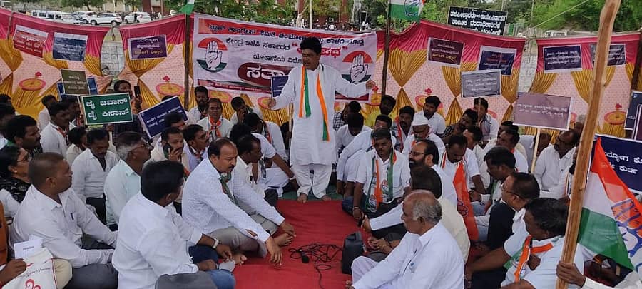 ಚಿಂಚೋಳಿಯ ತಾಲ್ಲೂಕು ಆಡಲಕಿತ ಭವನದ ಎದುರು ಕಾಂಗ್ರೆಸ್ ಕಾರ್ಯಕರ್ತರು ಸೋಮವಾರ ಧರಣಿನಡೆಸಿದರು